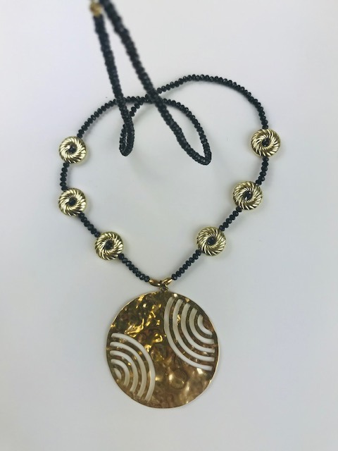 koralikowy naszyjnik z medalionem 