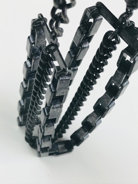 bransoletka z metalowych łańcuchów 