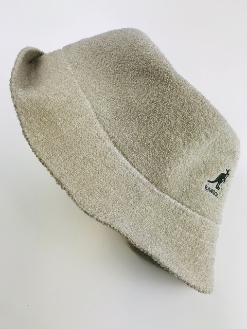 beżowy boucle bucket hat 