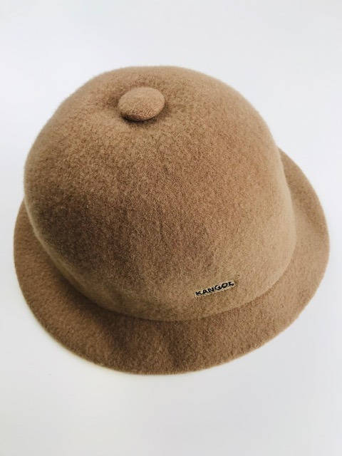 camelowy flauszowy kapelusz z guzikiem KANGOL