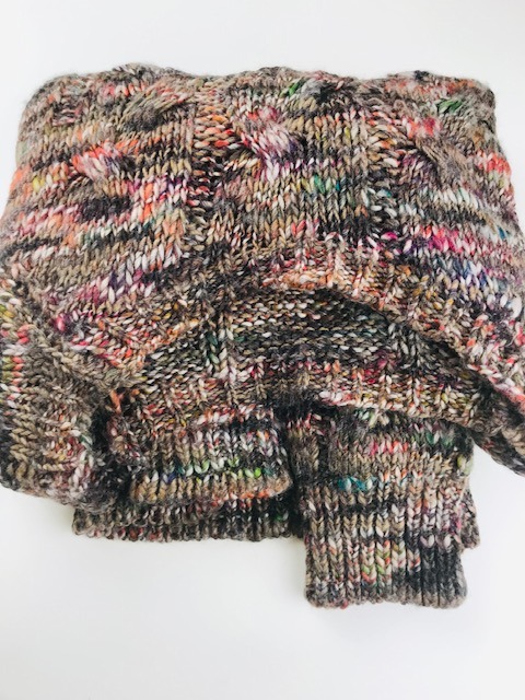warkoczowy sweter opruszony kolorowymi ciapkami