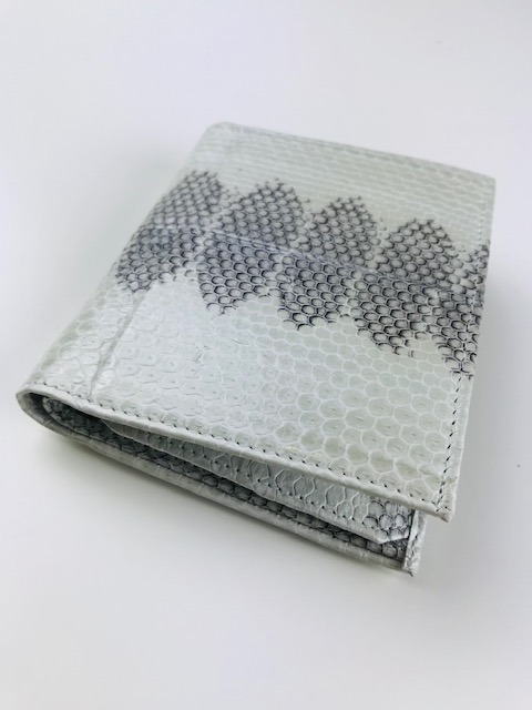 szary skórzany portfel z wężowym printem 