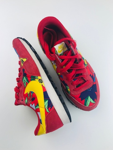ukwiecone sneakersy NIKE,