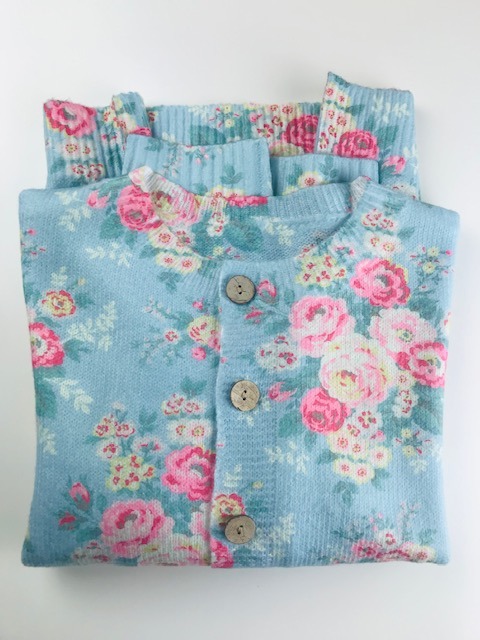 kardigan z bukietami różyczek