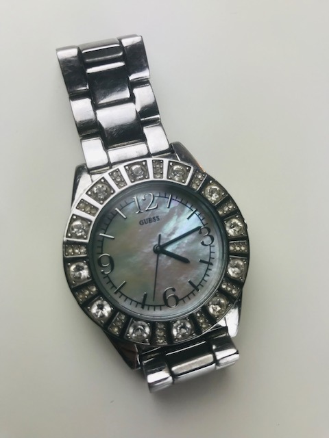 zegarek z perłową tarczą GUESS 