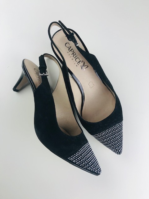 zamszowe szpilki z koralikowymi noskami CAPRICE