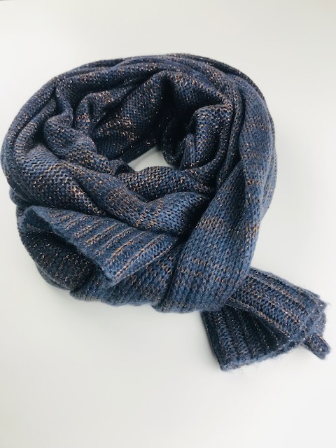 szal ze złotą nitką 