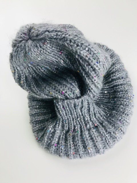 czapka przetykana kolorowymi cekinami 