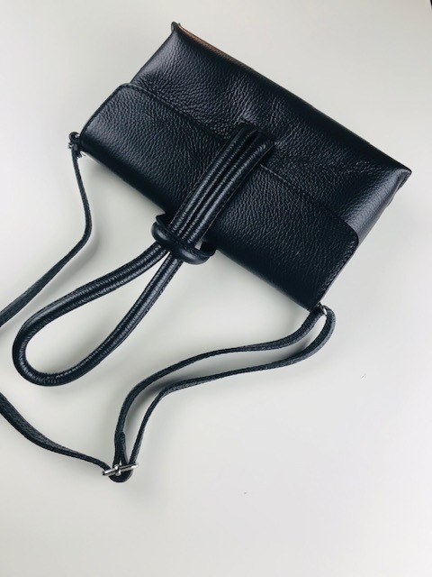 skórzana torebka z uchatym zapięciem 
